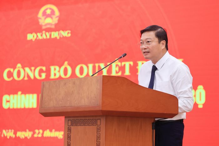 Tân Thứ trưởng Bộ Xây dựng Lê Hồng Vinh phát biểu tiếp thu ý kiến chỉ đạo. (Ảnh: Tạ Hải).