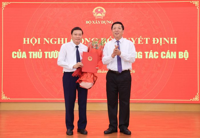 Bộ trưởng Trần Hồng Minh đã trao quyết định của Thủ tướng Chính phủ điều động, bổ nhiệm ông Lê Hồng Vinh giữ chức Thứ trưởng Bộ Xây dựng. (Ảnh: Tạ Hải).