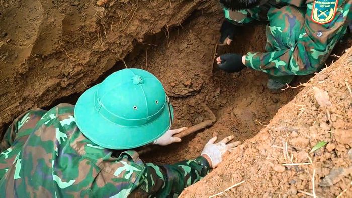 Đội Tìm kiếm, quy tập hài cốt liệt sĩ số 1 (hướng trong nước), Phòng Chính trị, Bộ Chỉ huy quân sự tỉnh Quảng Trị tìm kiếm, cất bốc tại bản Bãi Dinh, xã Dân Hóa.