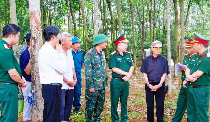 Đại tá Trương Viết Hải cùng đoàn công tác kiểm tra công tác triển khai tìm kiếm hài cốt 11 liệt sĩ và trao đổi thêm với các nhân chứng tại khu vực tìm kiếm ở Dốc Miếu, xã Gio Linh.