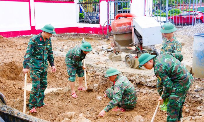 Đội tìm kiếm, quy tập hài cốt liệt sĩ số 2, Phòng Chính trị, Bộ Chỉ huy quân sự tỉnh Quảng Trị tiến hành tìm kiếm, quy tập tại khu phố Thành Cổ.