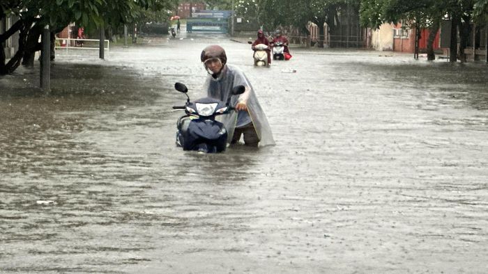 Người dân dắt bộ xe trên đường Nguyễn Văn A.