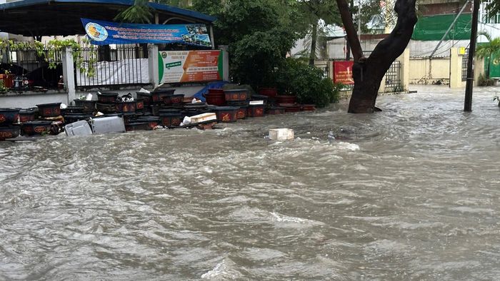 Người dân phải chờ đợi hoặc dắt xe qua chỗ ngập.