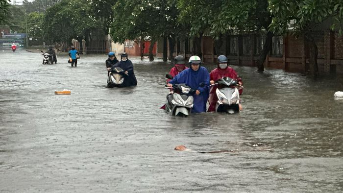 Nước lớn gây ngập đường khiến việc lưu thông khó khăn.