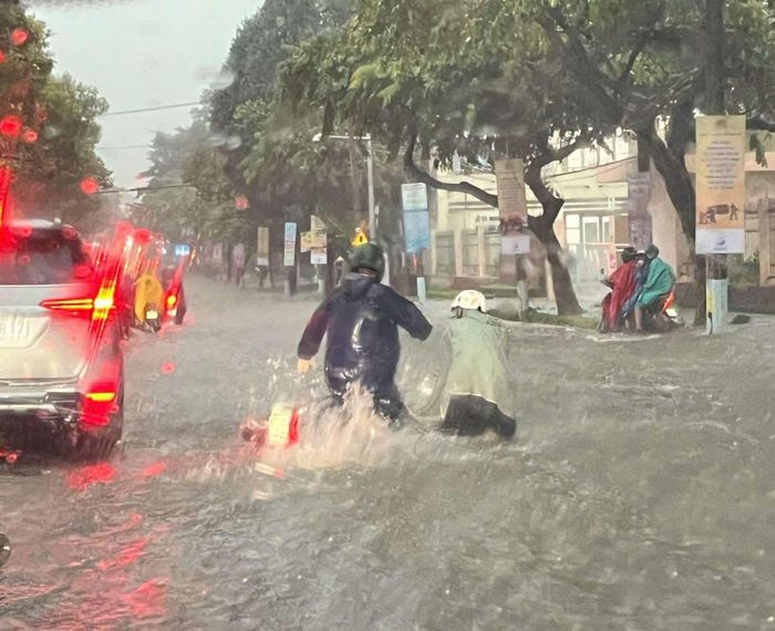 Một số nhà dân cũng bị ngập nặng.