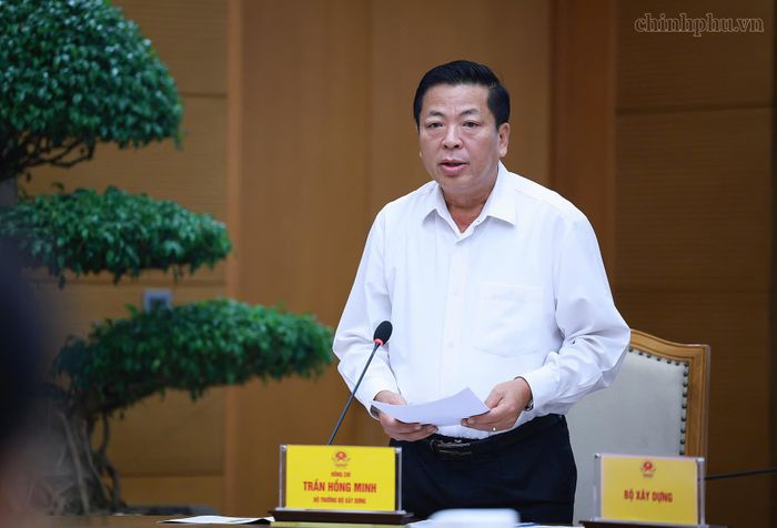 Bộ trưởng Bộ Xây dựng Trần Hồng Minh báo cáo tại cuộc họp. Ảnh: chinhphu.vn/Nhật Bắc.