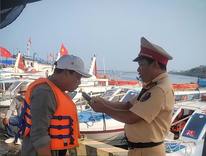 Lực lượng CSGT Công an tỉnh Quảng Ngãi thường xuyên kiểm tra, kiểm soát phương tiện, người lái tàu trên tuyến Sa Kỳ - Lý Sơn và Đảo Lớn - Đảo Bé.