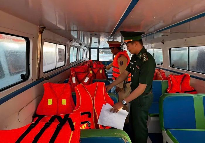 Công tác kiểm tra, giám sát các tàu chở khách được lực lượng CSGT, Biên phòng thường xuyên triển khai để đảm bảo an toàn mỗi chuyến tàu.