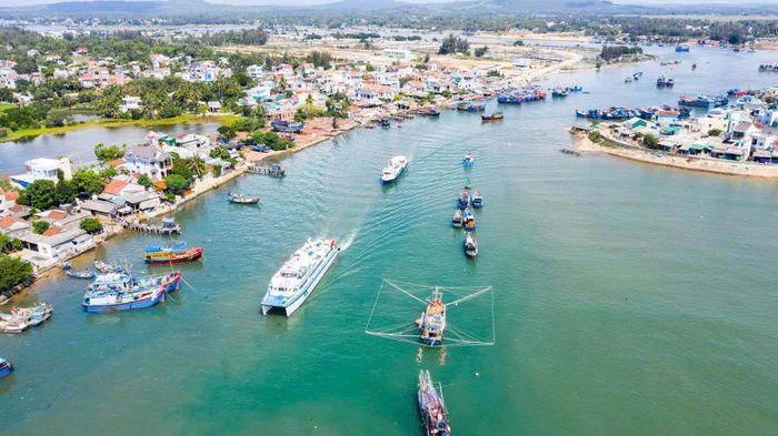 Tàu cao tốc xuất bến rời cảng Sa Kỳ đi Lý Sơn.