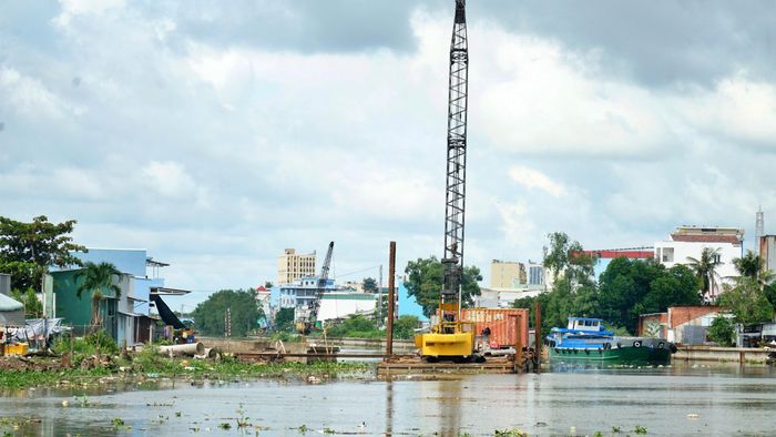 Ông Nguyễn Văn Tấn (ngụ phường Vĩnh Trạch, tỉnh Cà Mau) chia sẻ: "Trước đây, khi chưa có kè, xói lở ăn sâu vào sát chân nền nhà rất nguy hiểm, nhiều hộ phải di dời tài sản để an toàn. Nay thấy bờ kè kiên cố từng ngày hoàn thiện, bà con ai nấy đều an tâm, không còn thấp thỏm mỗi khi mùa mưa bão tới".