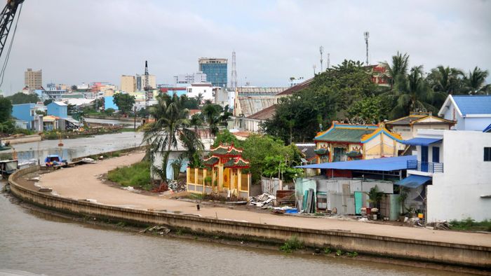 Việc đẩy nhanh hoàn thiện tuyến kè bờ sông Bạc Liêu nhằm kịp thời kiên cố hóa hành lang bảo vệ bờ sông, cải thiện mỹ quan đô thị, nâng cao chất lượng sống cho Nhân dân khu vực trung tâm các phường Bạc Liêu và Vĩnh Trạch.