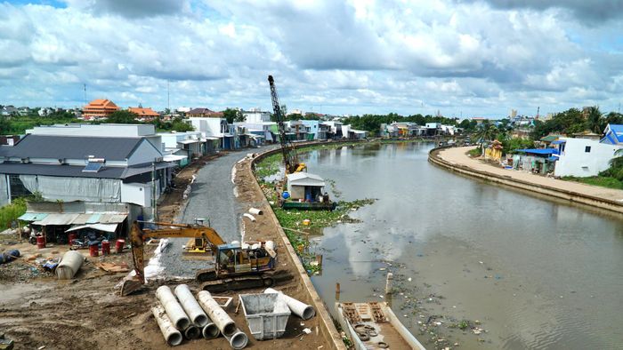 Ghi nhận tại công trường thi công Dự án kè bờ sông Bạc Liêu ngày 22/9, đoạn từ chợ Bạc Liêu đến cầu Tôn Đức Thắng (đi qua địa bàn phường Vĩnh Trạch và phường Bạc Liêu, tỉnh Cà Mau), không khí thi công diễn ra khẩn trương.