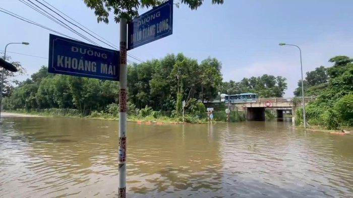 Không ít người đi đường bất ngờ khi thời tiết đã nắng ráo đến vài ngày vẫn gặp điểm ngập sâu. Anh Nguyễn Văn Thắng (35 tuổi, ở phường Chương Mỹ, Hà Nội) di chuyển qua đây cho biết, do không biết đoạn đường phía trước bị ngập, anh đã đi xe lên hướng Hòa Lạc nhưng sau đó phải vật vã quay đầu để tìm hướng di chuyển khác.