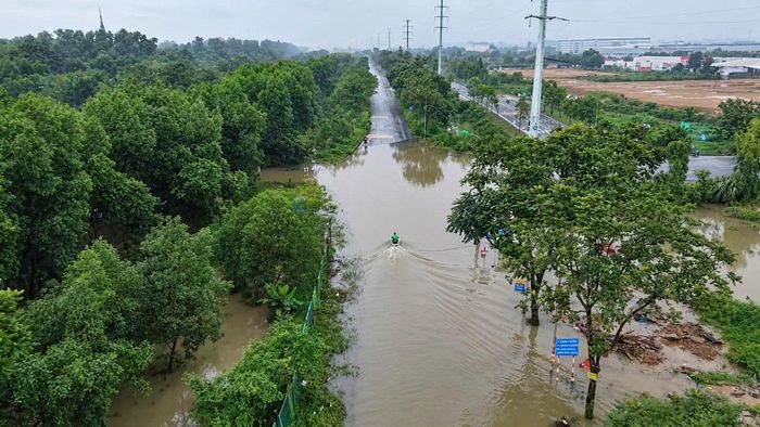 Chiều tối nay (22/9), có mặt ở đại lộ Thăng Long PV Báo Xây dựng chứng kiến tình trạng ngập vẫn còn tập trung tại các đoạn đường gom và hầm chui dân sinh khu vực từ Km26 - Km 28+800.
