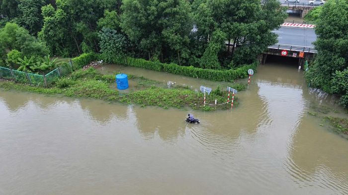 Tại các điểm ngập, một số phương tiện phải quay đầu chuyển hướng, trong khi đó có trường hợp chọn phương án lội nước hoặc dắt xe qua khu vực này.