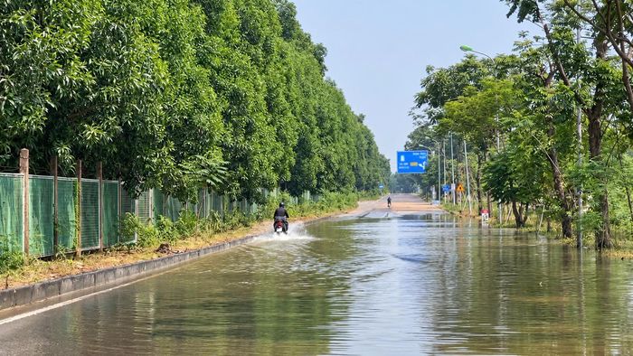 Theo đại diện Sở Xây dựng Hà Nội, nguyên nhân ngập do mưa lớn kéo dài những ngày qua, trong khi mực nước sông Tích dâng cao, khiến nước thoát chậm, tại một số vị trí, mực nước vẫn ở mức 0,7-1m. Để đảm bảo an toàn cho người dân lưu thông, những ngày qua Sở đã cấm đường và tổ chức phân luồng hướng dẫn người dân đi lại.
