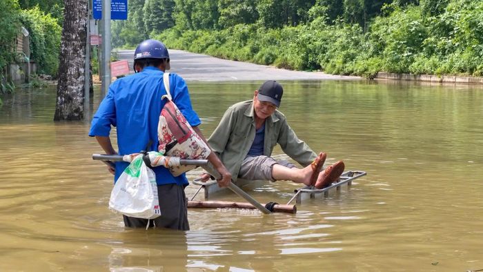 Đang đứng túc trực cùng chiếc xe kéo tự chế tại mép nước ngập sâu, anh N.V.H. (trú tại xã Hữu Bằng) chia sẻ: "Mỗi lượt kéo xe máy qua đoạn ngập khoảng 300m, tôi lấy giá 100.000 đồng. Tuy nhiên, đa số các phương tiện biết ngập đã thay đổi lộ trình, thi thoảng mới có người chấp nhận thuê kéo để qua vùng ngập".