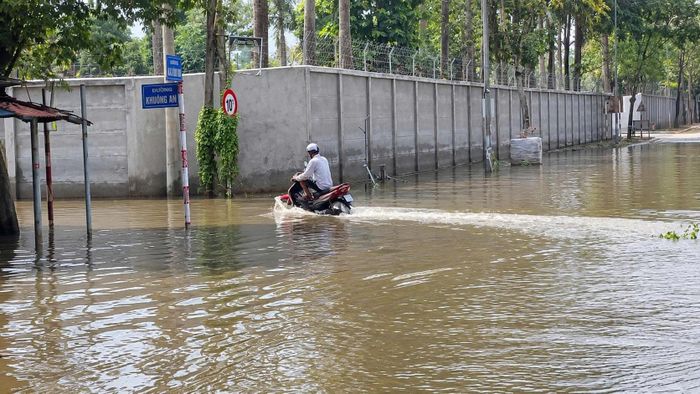 Cụ thể, chiều Hà Nội - Hòa Lạc cấm tại Km26, khu vực hầm chui dân sinh 18. Phương tiện được hướng dẫn quay đầu sang đường gom phía đối diện hoặc rẽ phải qua đường liên xã Hạ Bằng để đi Khu công nghệ cao Hòa Lạc. Ở chiều ngược lại, đường gom phía trái bị cấm tại Km 28+800, khu vực lối vào cao tốc; các phương tiện được hướng dẫn di chuyển theo lộ trình thay thế.