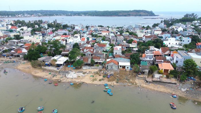 Vùng dự án triển khai hiện có hơn 1.000 hộ dân, với 5.000 nhân khẩu, thường xuyên bị triều cường, sóng lớn uy hiếp vào mùa mưa lũ. (Ảnh: Lê Danh)