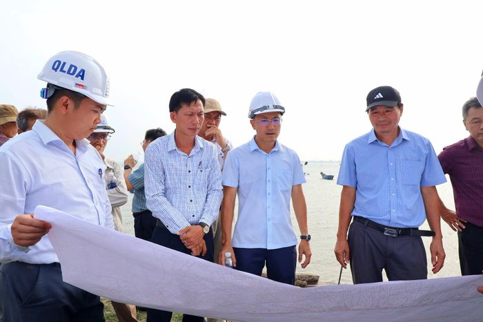 Chủ đầu tư tổ chức khảo sát thực địa, góp ý phương án xây dựng công trình. (Ảnh: Lê Danh)