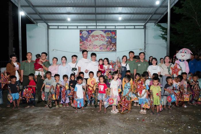 Các em nhỏ vui đón Trung thu, nhận lồng đèn và quà từ lực lượng công an cùng các đơn vị đồng hành.  (Ảnh:CAKH)