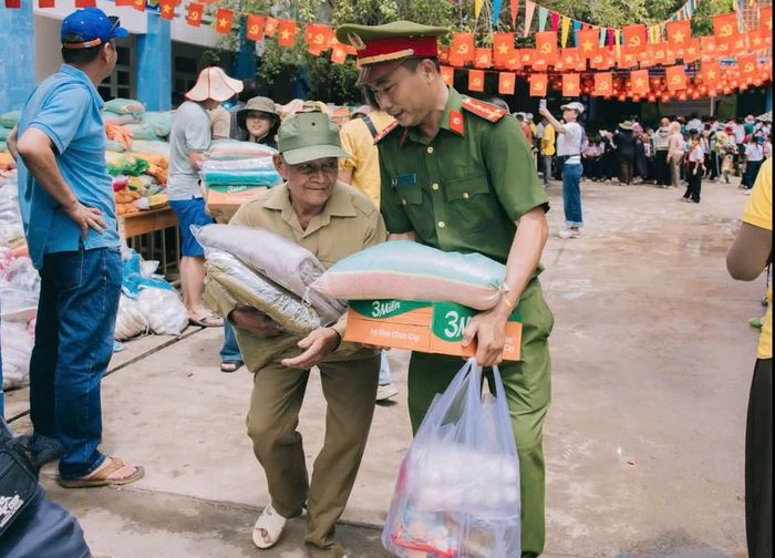 Cán bộ công an hỗ trợ trao nhu yếu phẩm đến người dân có hoàn cảnh khó khăn trong chương trình Trung thu tại vùng cao Khánh Hòa. (Ảnh:CAKH)