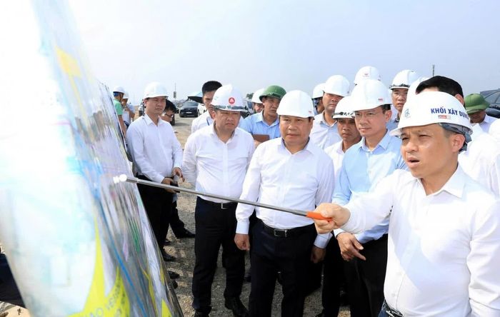 Đơn vị thi công báo cáo lãnh đạo TP. Hà Nội về tiến độ dự án đầu tư xây dựng cầu Tứ Liên và đường dẫn hai đầu cầu. Ảnh: Phạm Linh