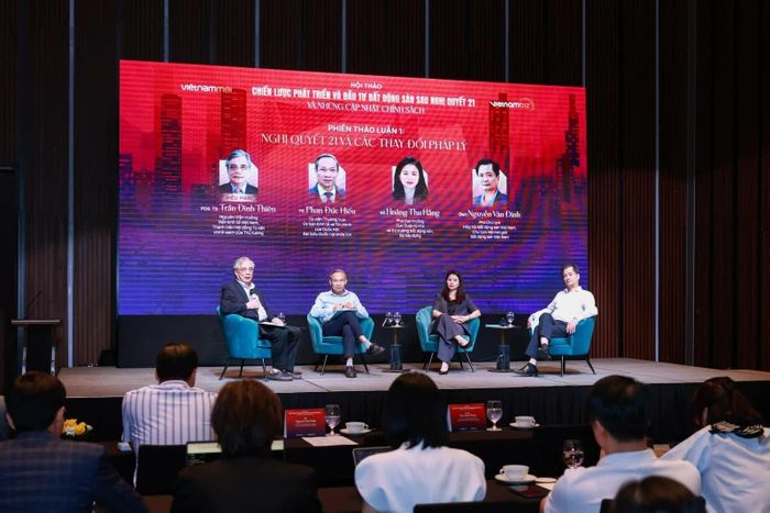 Các diễn giả chia sẻ tại hội thảo. Ảnh: BTC