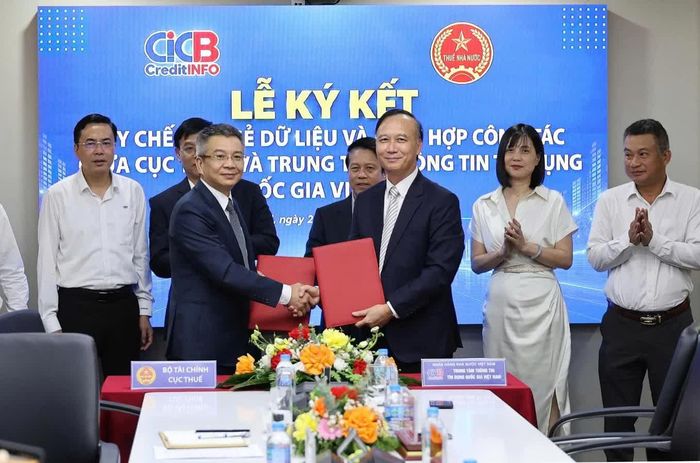 Lãnh đạo Cục Thuế và CIC ký kết Quy chế trao đổi thông tin và phối hợp công tác. Ảnh: PT