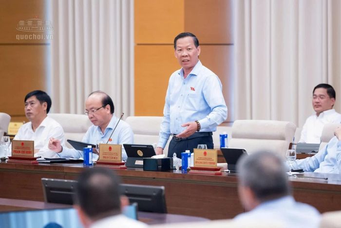 Chủ nhiệm Ủy ban Kinh tế và Tài chính Phan Văn Mãi trình bày tại phiên họp. Ảnh: Quochoi.vn