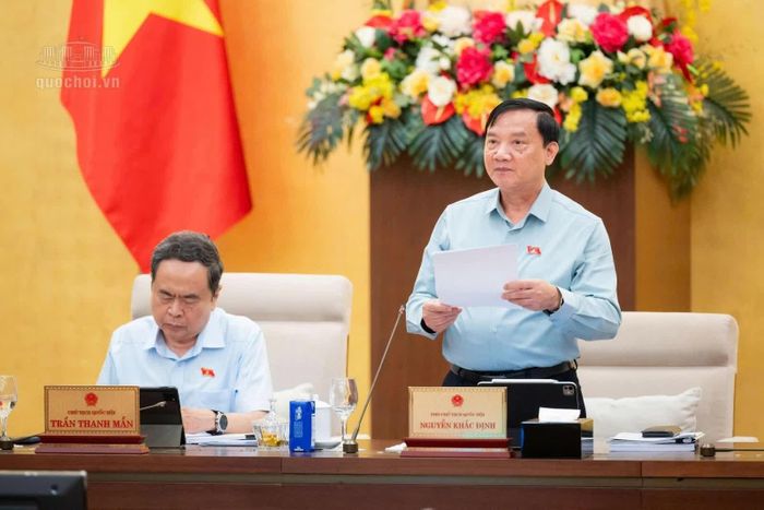 Phó Chủ tịch Quốc hội Nguyễn Khắc Định điều hành phiên họp.