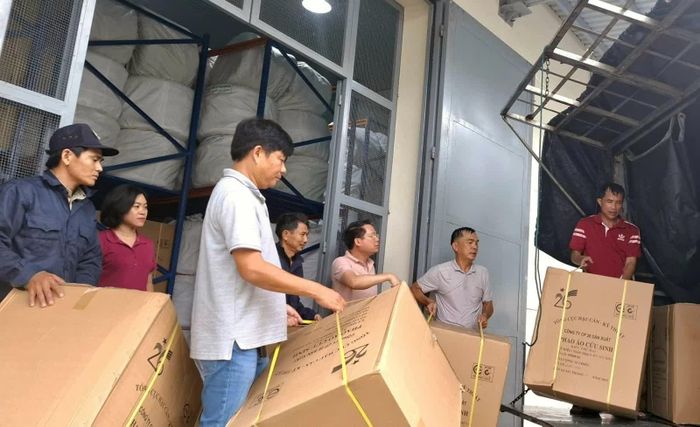Chi cục Dự trữ nhà nước khu vực X mua phao áo cứu sinh để xuất cấp hỗ trợ các địa phương bị ảnh hưởng bởi thiên tai. Ảnh: Khánh Huyền