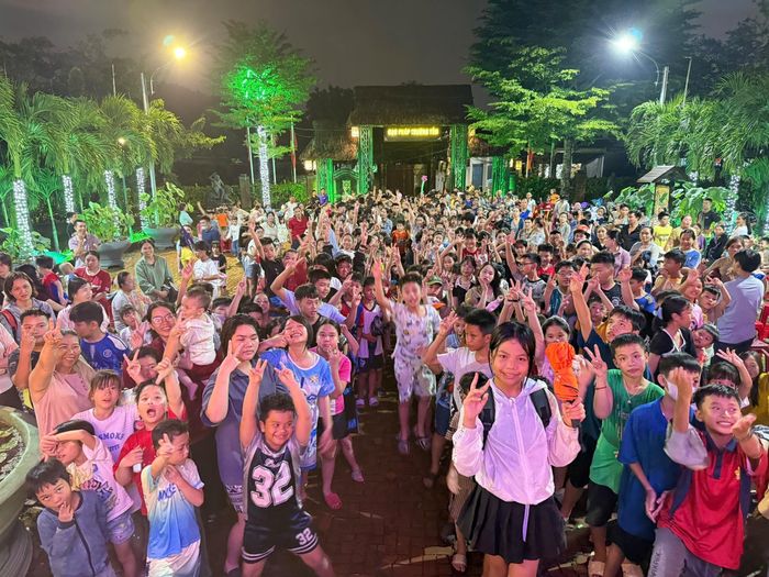 Hàng trăm các em thanh thiếu nhi hòa mình cùng đêm hội