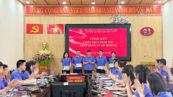 Kiểm sát viên Chu Thị Việt Hà (đứng ngoài cùng bên trái) nhận khen thưởng trong chiến dịch thần tốc nhập Quản lý án hình sự