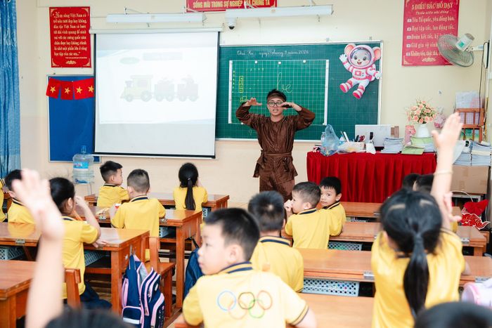 Nhân vật "Chú Cuội" giao lưu, tổ chức các trò chơi dân gian cho các em học sinh tại điểm trường chính - Trường Tiểu học Kim Ngọc, phường Vĩnh Phúc.