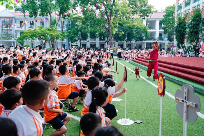 Các em học sinh hào hứng tham gia hoạt động vui Tết Trung thu và trải nghiệm STEAM tại Trường Tiểu học Kim Ngọc, phường Vĩnh Phúc.