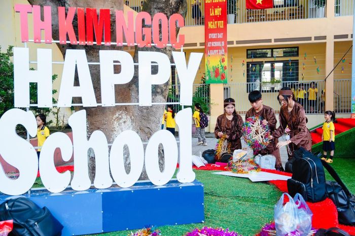 Công tác chuẩn bị tổ chức hoạt động vui Tết Trung thu tại Trường Tiểu học Kim Ngọc, phường Vĩnh Phúc được thực hiện chu đáo.