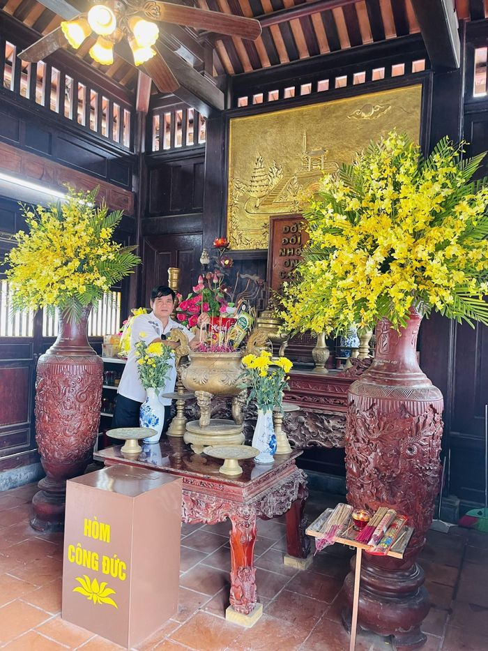 Đền thờ các anh hùng liệt sĩ ở bến hoa bên dòng sông Thạch Hãn