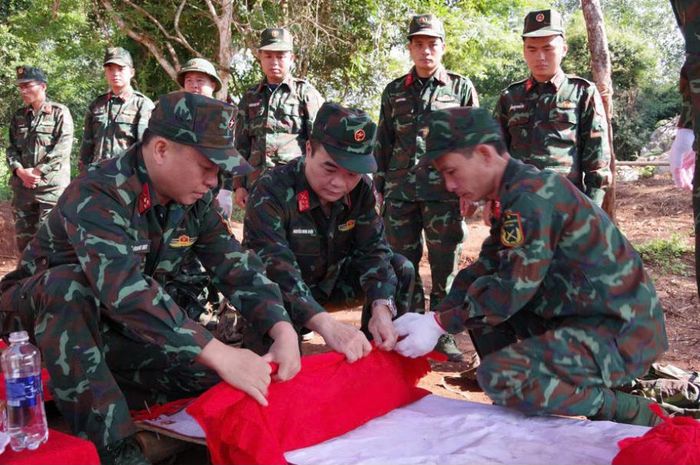 Cán bộ, chiến sĩ thực hiện công tác cất bốc hài cốt liệt sĩ tại khu vực điểm cao 685. Ảnh: Giào Họ ↵
