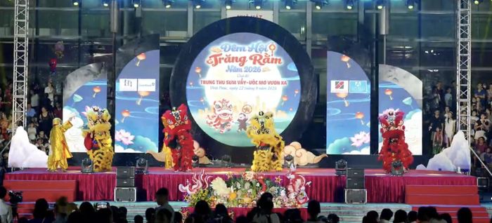 Tiết mục múa lân sôi động mang đến không khí vui tươi cho Đêm hội Trăng rằm.