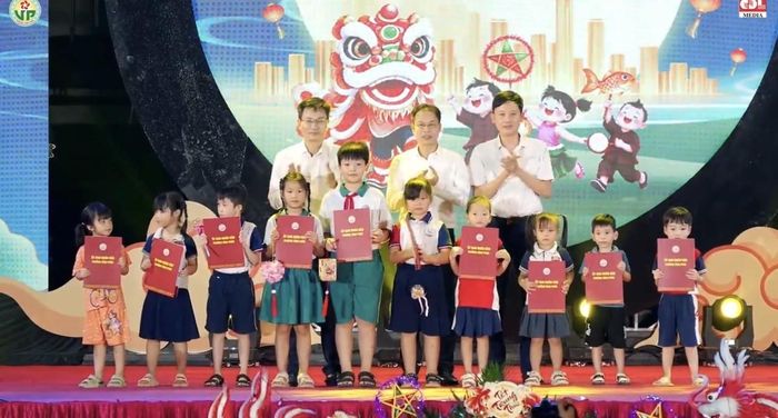 Nhiều phần quà được trao tặng các em thiếu nhi có hoàn cảnh khó khăn trên địa bàn phường Vĩnh Phúc.