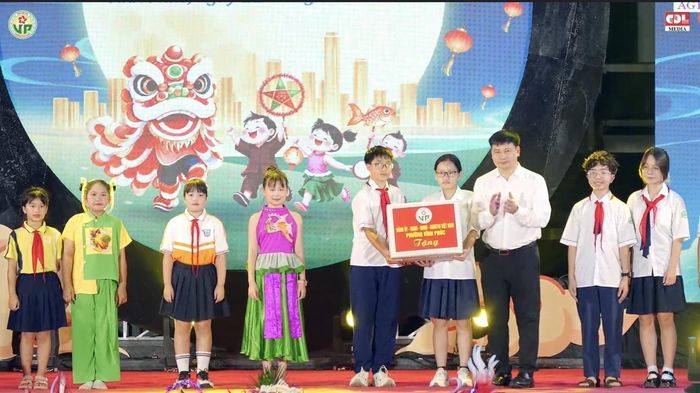 Đồng chí Nguyễn Trung Hải, Bí thư Đảng ủy phường Vĩnh Phúc, tặng quà cho các em thiếu nhi vượt khó tiêu biểu.
