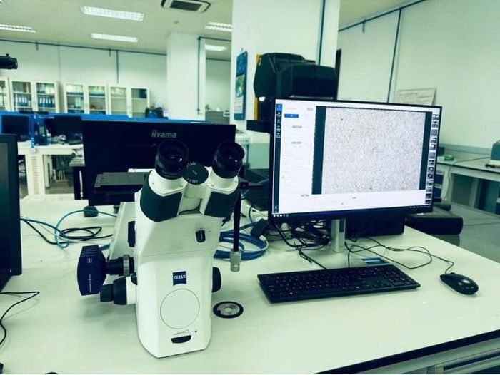 Hình ảnh kính hiển vi quang học có độ phóng đại đến 1000X dùng trong việc đánh giá cấu trúc mối hàn.
