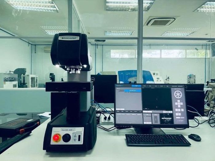 Thiết bị đo độ cứng Vicker dùng để khảo sát sự thay đổi độ cứng của mối hàn và vùng ảnh hưởng nhiệt (HAZ).