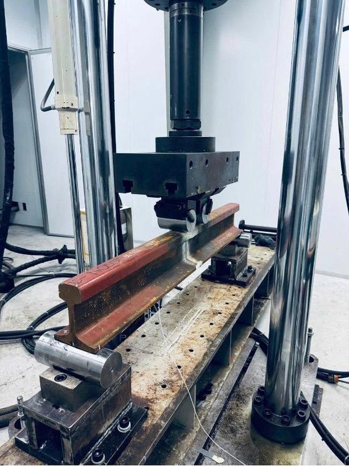Thiết bị thử mỏi mối hàn đường ray công suất 300 kN bộ đo biến dạng bằng tem điện trở (strain gauge) của QUATEST 3.
