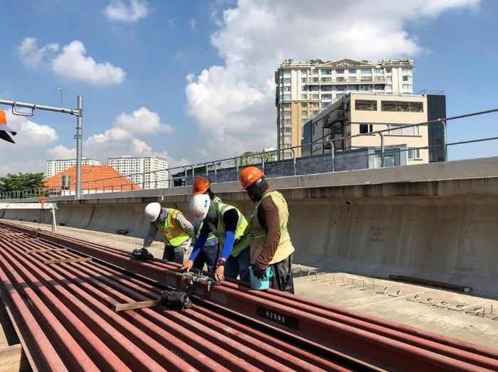 Kỹ sư của QUATEST 3 kiểm tra khuyết tật bằng phương pháp siêu âm và bột từ trên công trường Dự án tuyến Metro số 1 (Bến Thành – Suối Tiên).