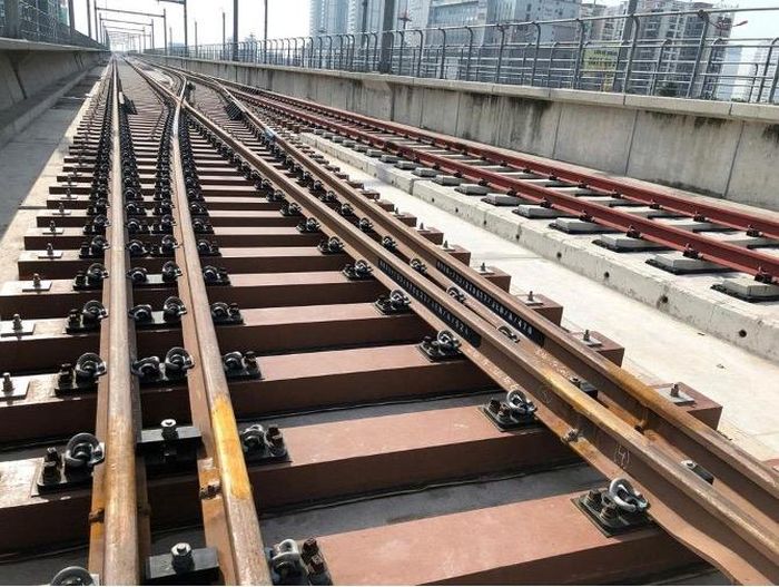 Các thanh ray dài hàng chục mét phải được hàn liên kết thành những dải ray liên tục.