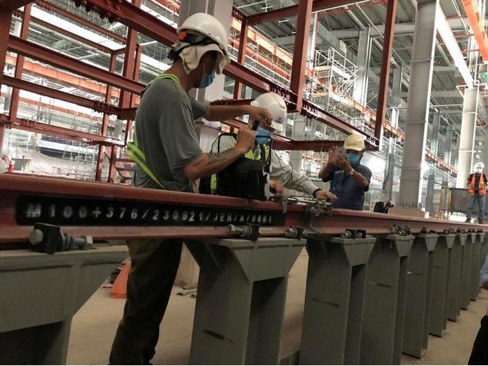 Kỹ sư QUATEST 3 kiểm tra khuyết tật bằng phương pháp siêu âm tại nhà máy của Dự án tuyến Metro số 1 (Bến Thành – Suối Tiên).