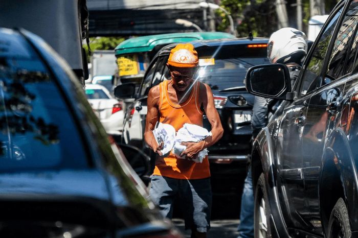 Một người lao động vật lộn với nắng nóng trên đường phố Philippines. Ảnh: Jonathan Cellona/ABS - CBN News
