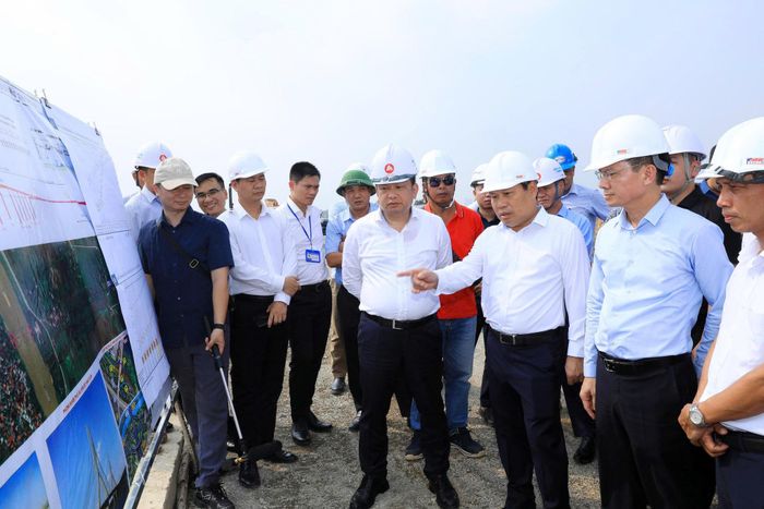Chủ tịch UBND thành phố Vũ Đại Thắng cùng đoàn công tác kiểm tra thực địa tại Dự án đầu tư xây dựng cầu Tứ Liên và đường hai đầu cầu. Ảnh: V.Anh